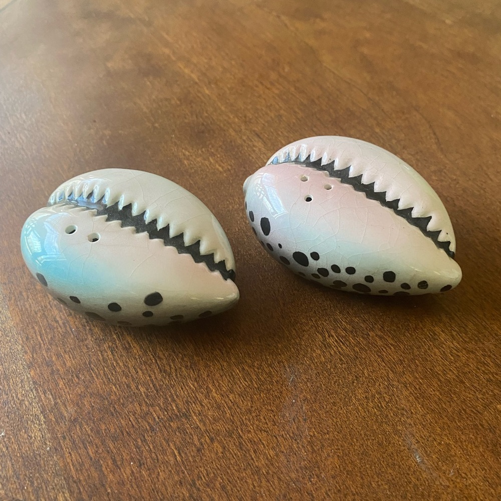 Seashell vintage salt and pepper‎ shakers small blue pink black